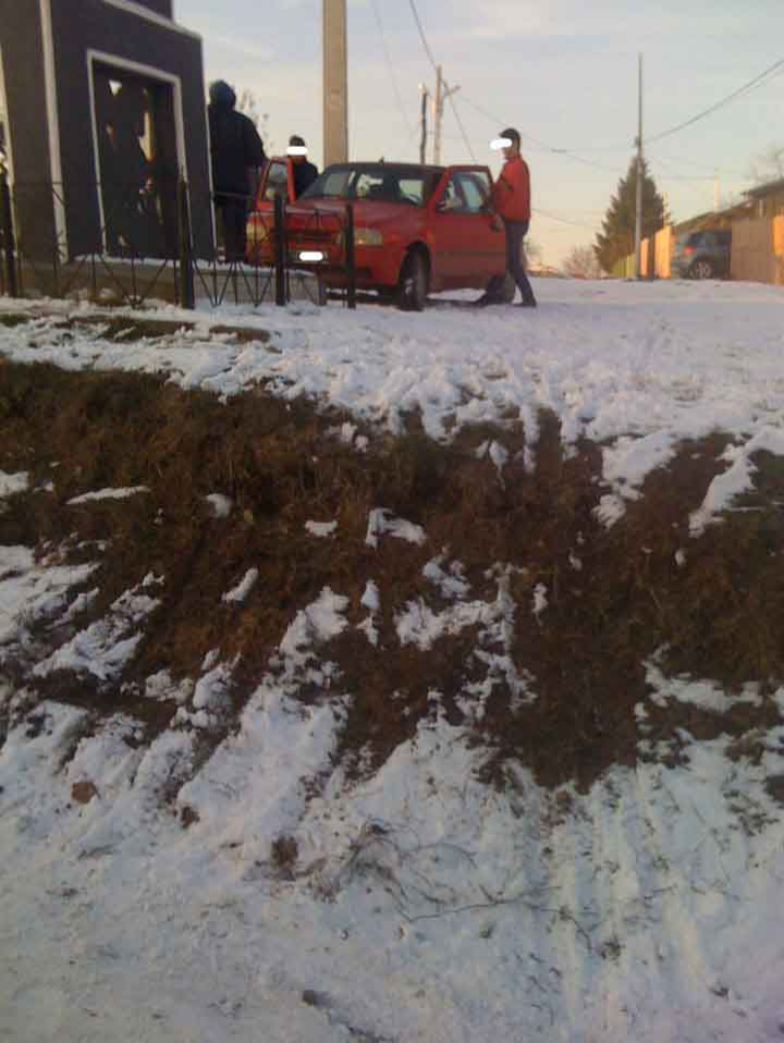 accident-caldararu-grilajul-monumentului-eroilor-distrus